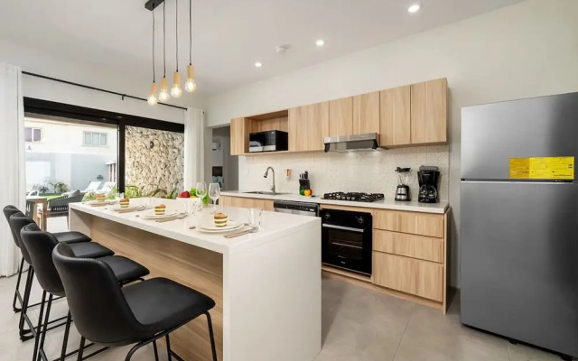 Brand NEW 3br2ba w Private Pool Amazing Location