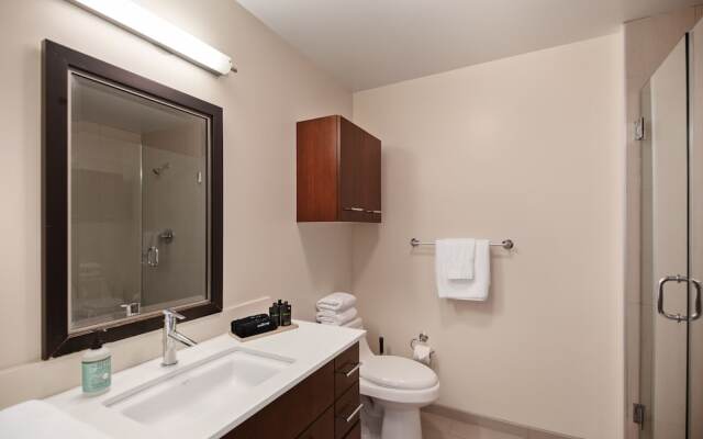 The Luxe Suites at University City