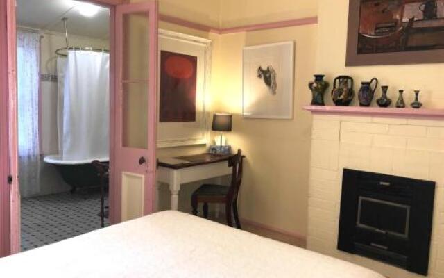 The Chalet Guesthouse And Studio