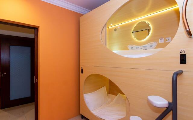 Momostay Capsule Hotel