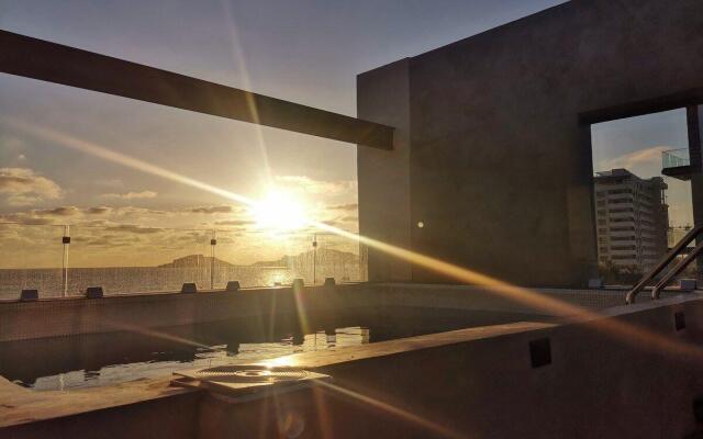 Moderno loft, a 1/2 cuadra de malecón, con alberca.