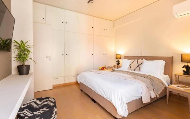 Acropolis View 2-Bedroom Apt, Minimal-Safari Vibe, Big Balcony!