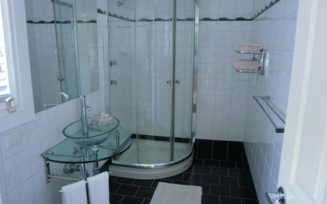 The Two Tin Cow B&B – Bathroom – Kalbarri