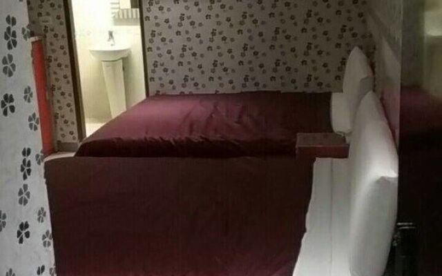 Meets Happy Hotel