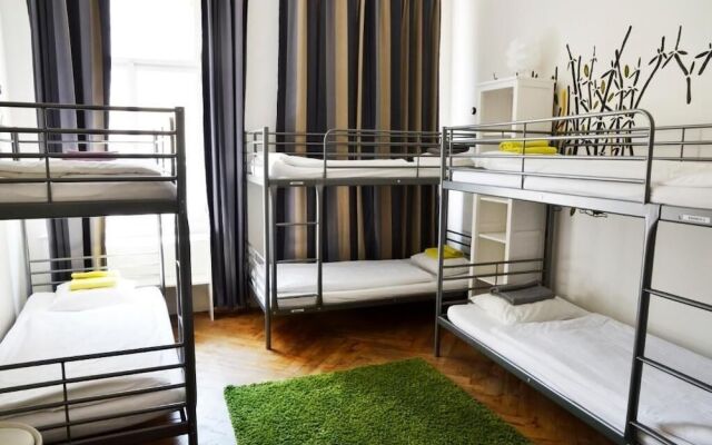 The Republic Garden - Hostel