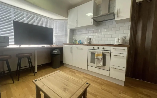 Cosy Heathrow Apartment With 2 Bedrooms