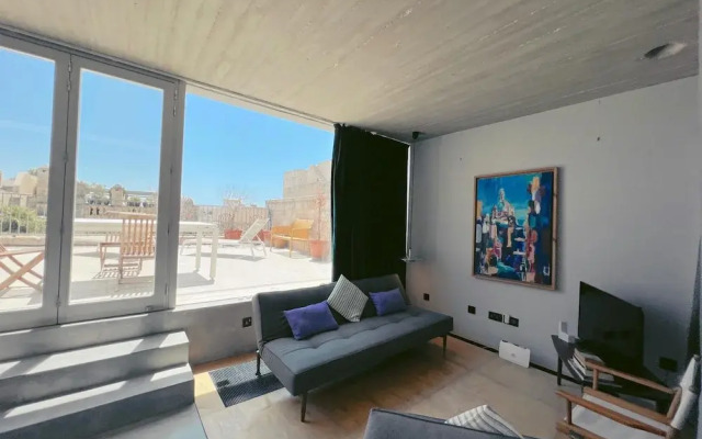 Spacious 1BR Penthouse With a Rooftop Terrace