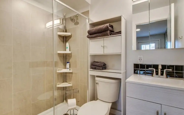 Charming Mid Town Guest House W/private Patio!