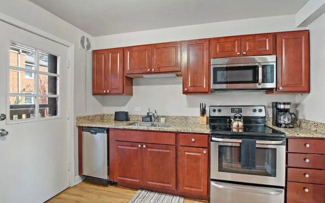 1BR Roomy Apartment in Bowmanville