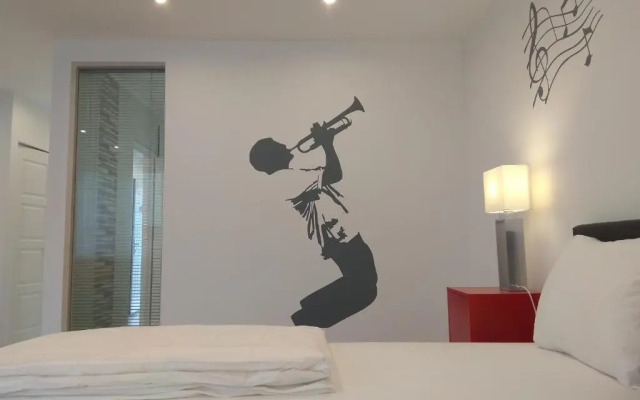 Broadway Center Rooftop View Apartment