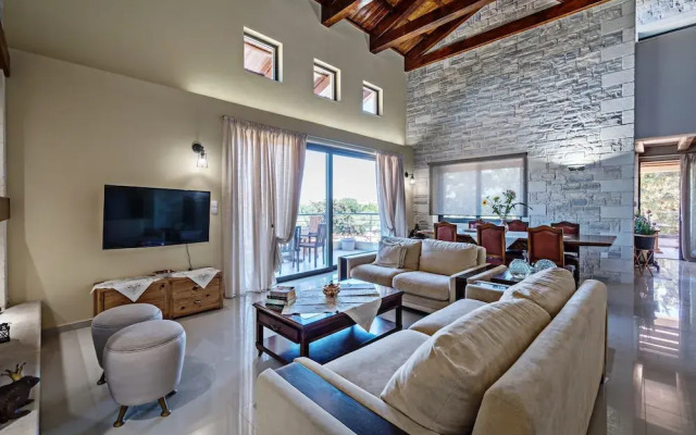 Dreamcatcher Villa Outdoor Indoor Pool hot tub