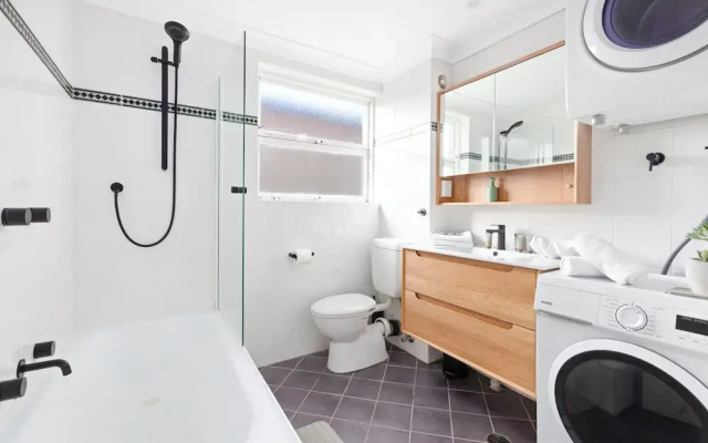 Bright 2-bed Flat With Balcony in Vaucluse