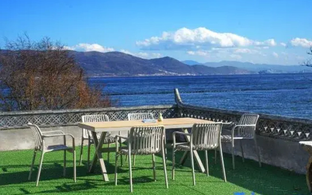 Nostalgia Courtyard Scenic Apartment (Erhai Lake Most Beautiful One Kilometer)