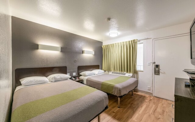 Studio 6 Monroe, LA - Hwy 165