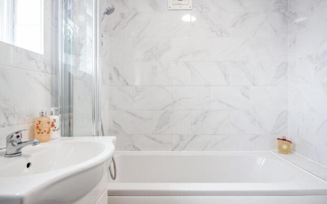 Lovely 4-bedroom House Near Romford Station