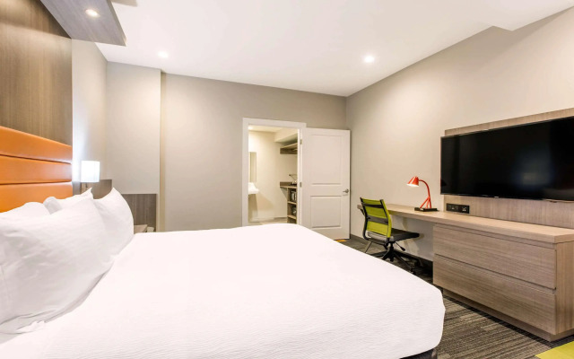 Rodeway Inn near Melrose Ave