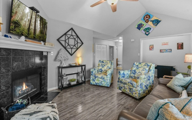 Rotties' 2 Bedroom Home by RedAwning