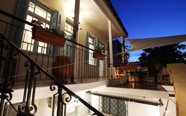 Live in Athens, Thiseio Historic House