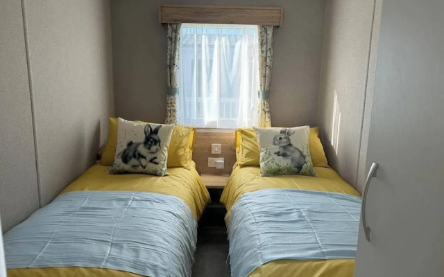 Gorgeous 2 Bed Caravan in South Cerney