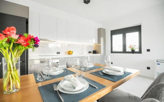 Maison Du Jardin 2-Bedroom Apartment Private Outdoor Jacuzzi