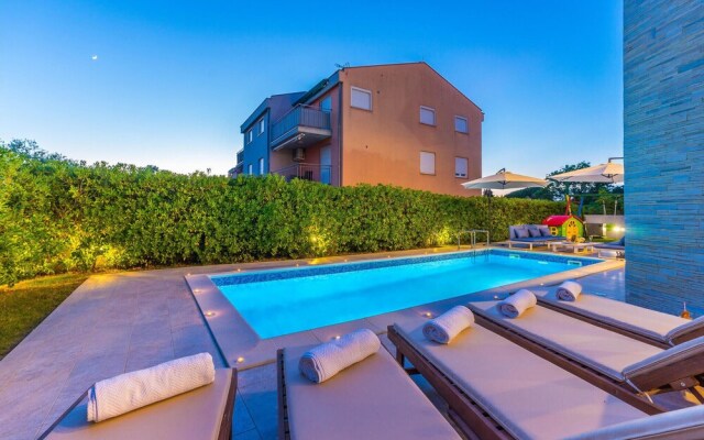 Beautiful Home in Zaton With Wifi and 6 Bedrooms