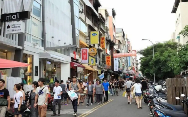 Yizhong Street Meets Summer