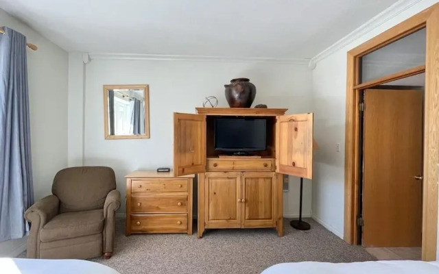 7 guests 2BR 2BA