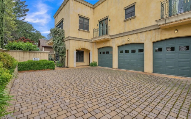 Cypress House & Studio, Walk To Healdsburg Plaza 3 Bedroom Home by Redawning