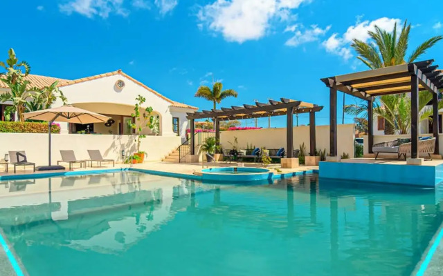 Family Home Private Garden and Jacuzzi