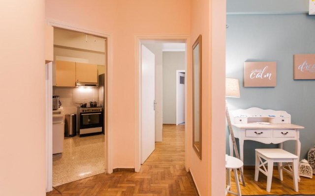 Charming Acropolis Metro Station apartment, clean and cozy