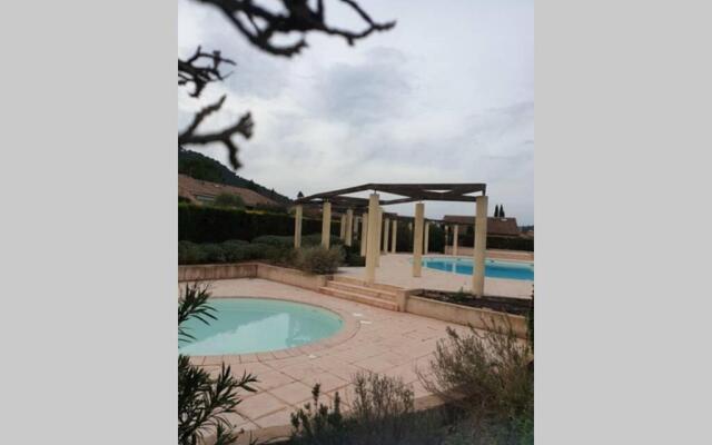 Charmante maison dans résidence avec piscine et tennis