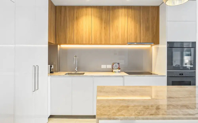 Waterfront 2-bed Oasis - Pool, Steam, Jacuzzi, Gym