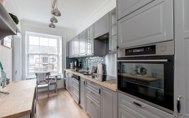 JOIVY Glamorous 3-Bed Flat Near City Centre