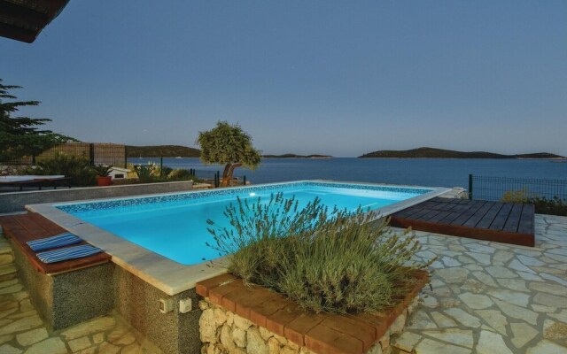 Stunning Home in Sevid With Wifi and 5 Bedrooms