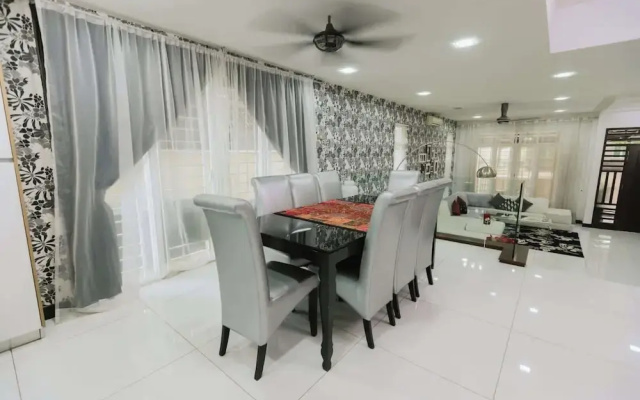 Spacious Luxury 6BR Home in Kemensah, KL