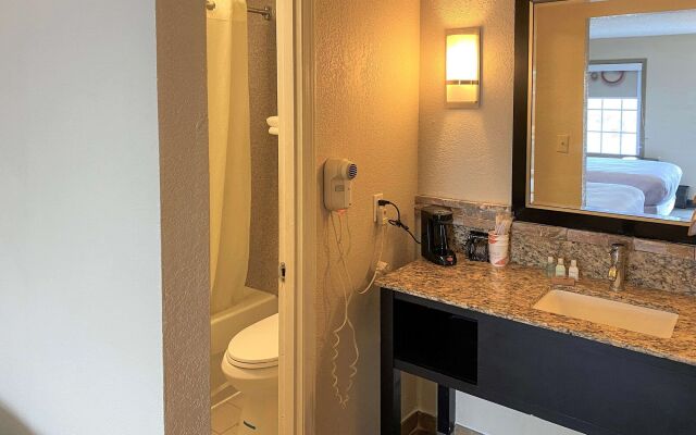 Clarion Pointe Independence - Kansas City