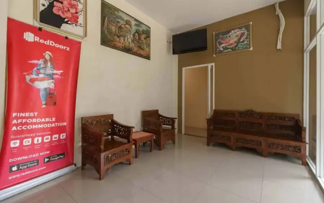 RedDoorz near RS Adam Malik Medan 2