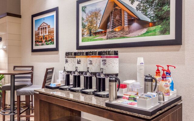 Hampton Inn & Suites Madison / Downtown