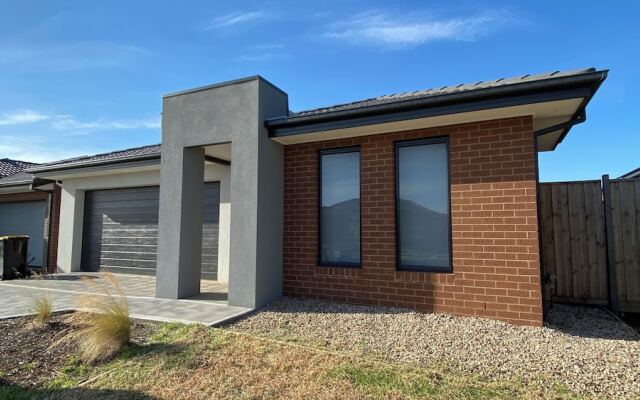 Relax 5 BRM Rental house near Melton