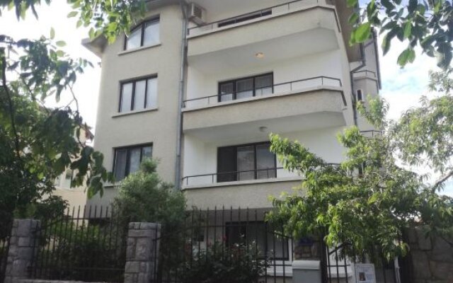 Yanevi Apartments