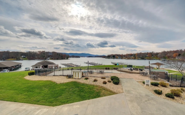 Balcony & Serene Views: Cozy Condo in Huddleston!