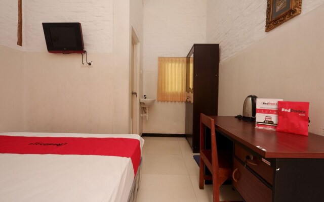 RedDoorz near GOR Manunggal Jati Majapahit