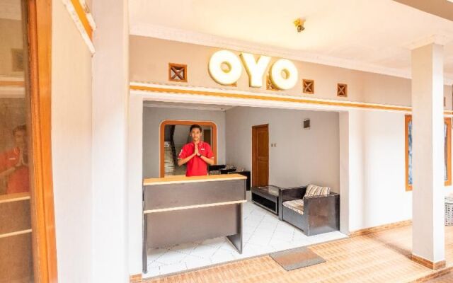 OYO 1398 Kawaluyaan Near RS AMC