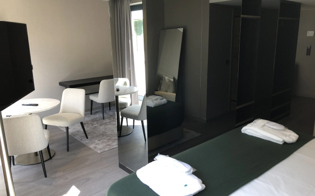 Omid Saldanha Hotel