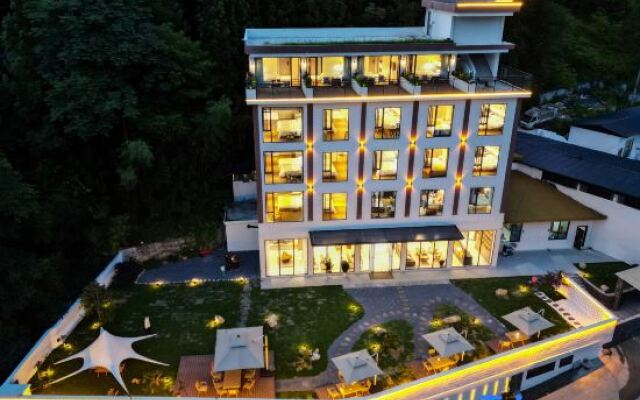 Enshi Jiujiu Homestay (Grand Canyon Tourist Center Store)