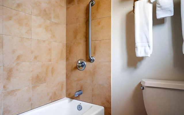 Solaire Inn & Suites