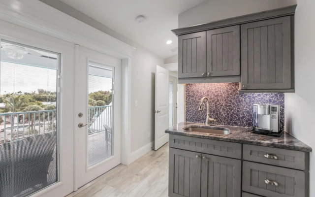 Snook Lookout - 211 Oak Ave