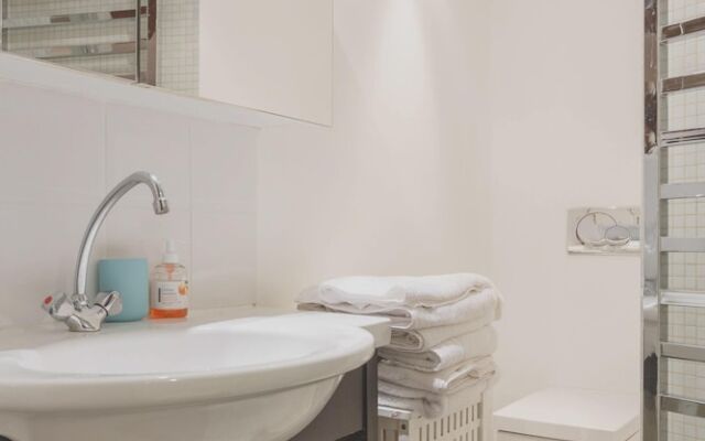 Apartment with One Bedroom in Paris, with Wifi