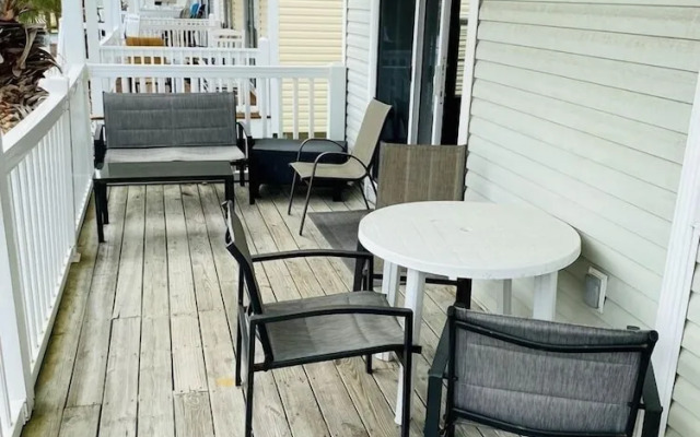 Pierview 5 Bedroom Home by RedAwning