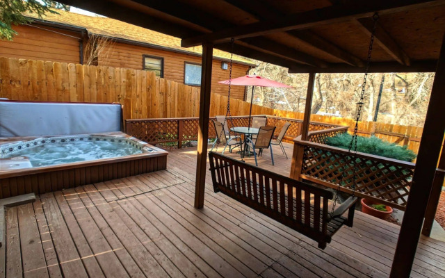 Foot of the Mountain Motel